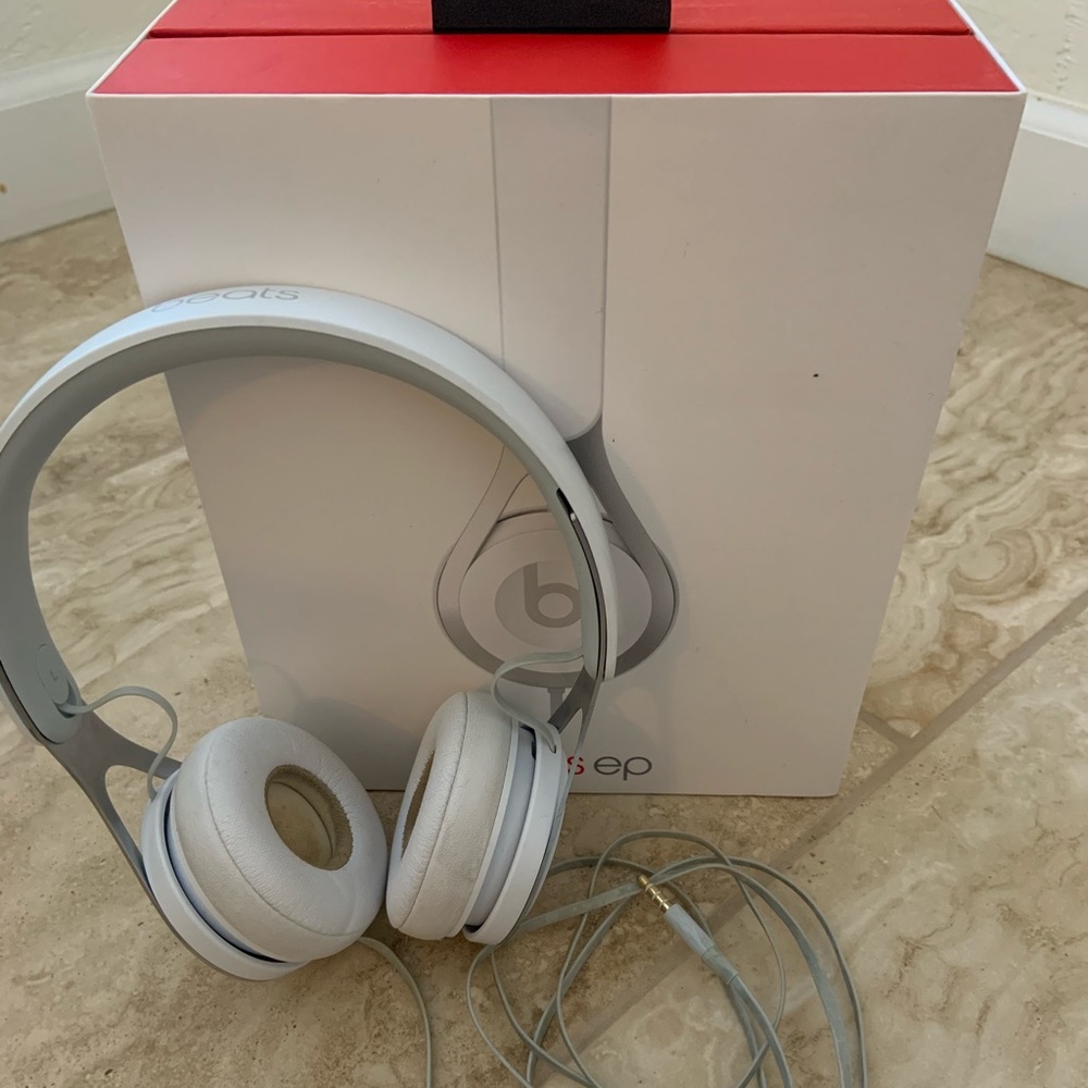 White Beats ep headphones